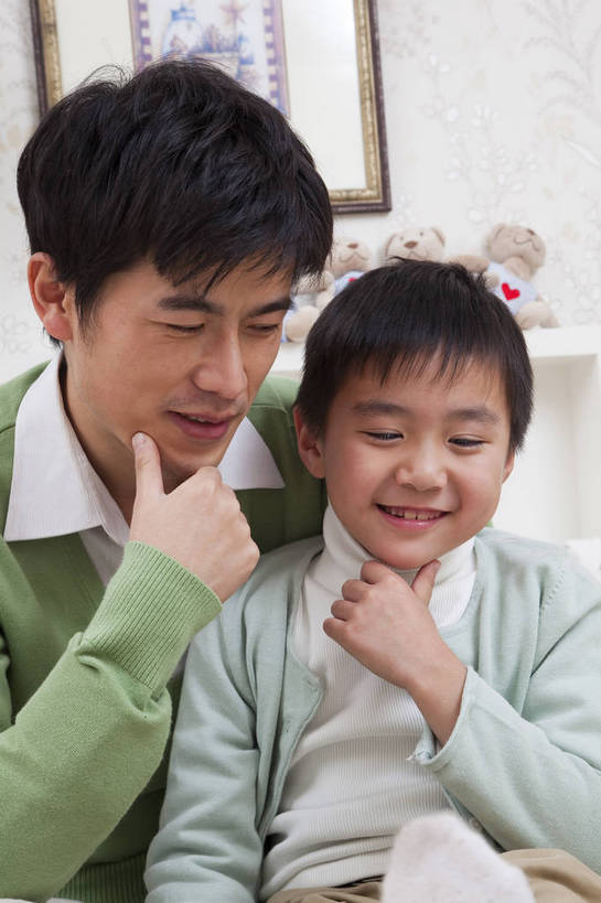 东方人,儿童,中年人,五官,脸,头发,两个人,家庭,父亲,儿子,站,笑,竖图,彩色,室内,正面,纯洁,儿童房,卧室,北京,中国,亚洲,图片,休闲装,小孩,黑色,站着,休闲,健康,舒服,温暖,温馨,一家人,家居,可爱,童年,童趣,摄影,生活方式,照顾,和睦,毛发,气氛,居室,无忧无虑,天真,男孩,男人,男性,中国人,孩子,年轻人,玩耍,站立,坐着,半身,爱,愉快,融洽,男生,bj174