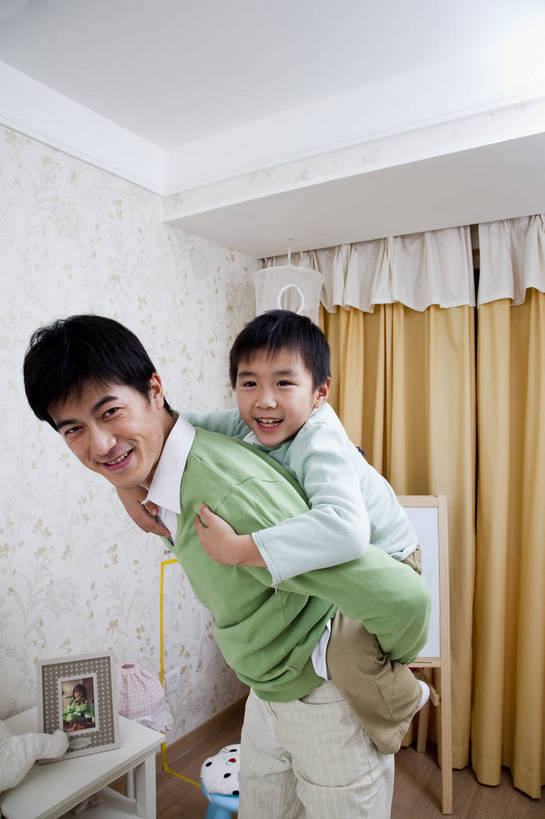 东方人,儿童,中年人,五官,脸,头发,两个人,家庭,父亲,儿子,站,笑,竖图,彩色,室内,侧面,纯洁,儿童房,卧室,北京,中国,亚洲,图片,休闲装,小孩,黑色,背着,站着,休闲,健康,舒服,温暖,温馨,一家人,家居,可爱,童年,童趣,摄影,生活方式,照顾,和睦,毛发,亲近,气氛,居室,无忧无虑,天真,男孩,男人,男性,中国人,孩子,年轻人,玩耍,站立,半身,爱,愉快,融洽,男生,bj174