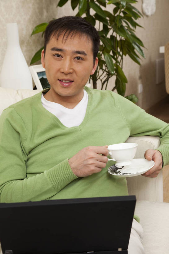 东方人,中年人,头发,一个人,家庭,客厅,竖图,彩色,室内,正面,电脑,沙发,北京,中国,亚洲,图片,休闲装,喝茶,黑色,笔记本,站着,享受,休闲,健康,舒服,温暖,温馨,一家人,家居,摄影,生活方式,和睦,毛发,气氛,居室,上网,男人,中国人,年轻人,半身,愉快,融洽,bj174