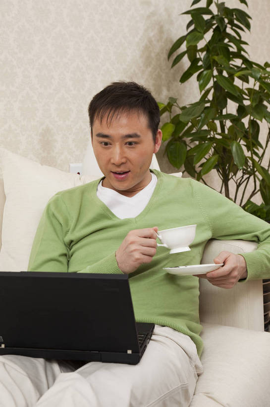 东方人,中年人,头发,一个人,家庭,客厅,竖图,彩色,室内,正面,电脑,沙发,北京,中国,亚洲,图片,休闲装,喝茶,黑色,笔记本,站着,享受,休闲,健康,舒服,温暖,温馨,一家人,家居,摄影,生活方式,和睦,毛发,气氛,居室,上网,男人,中国人,年轻人,半身,愉快,融洽,bj174