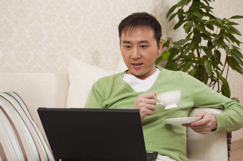 东方人,中年人,头发,一个人,家庭,客厅,横图,彩色,室内,正面,电脑,沙发,北京,中国,亚洲,图片,休闲装,喝茶,黑色,笔记本,站着,享受,休闲,健康,舒服,温暖,温馨,一家人,家居,摄影,生活方式,和睦,毛发,气氛,居室,上网,男人,中国人,年轻人,半身,愉快,融洽,bj174