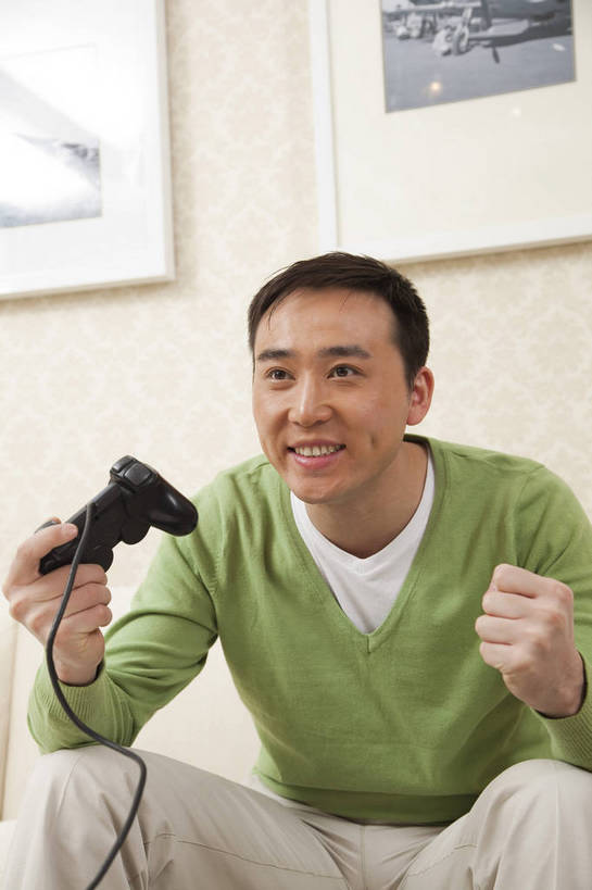 东方人,中年人,五官,脸,头发,一个人,家庭,客厅,微笑,竖图,彩色,室内,正面,沙发,北京,中国,亚洲,图片,休闲装,黑色,享受,休闲,健康,舒服,温暖,温馨,一家人,家居,摄影,生活方式,和睦,毛发,电玩,气氛,居室,玩游戏,男人,中国人,年轻人,坐着,半身,愉快,融洽,bj174