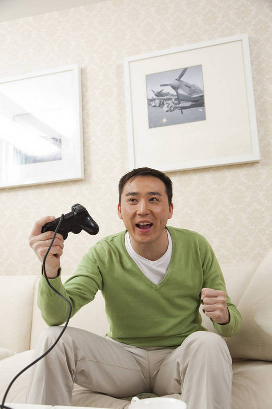 东方人,中年人,五官,脸,头发,一个人,家庭,客厅,微笑,竖图,彩色,室内,正面,沙发,北京,中国,亚洲,图片,休闲装,黑色,享受,休闲,健康,舒服,温暖,温馨,一家人,家居,摄影,生活方式,和睦,毛发,电玩,气氛,居室,玩游戏,男人,中国人,年轻人,坐着,半身,愉快,融洽,bj174