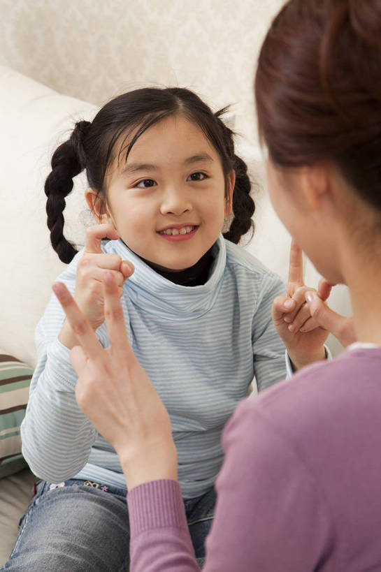 东方人,儿童,中年人,五官,脸,头发,两个人,家庭,母亲,女儿,客厅,站,微笑,竖图,彩色,室内,正面,游戏,纯洁,沙发,北京,中国,亚洲,图片,书桌,小孩,小女孩,黑色,站着,休闲,健康,舒服,温暖,温馨,母女,一家人,辫子,休闲服,家居,可爱,童年,童趣,摄影,生活方式,照顾,和睦,毛发,气氛,划拳,居室,无忧无虑,天真,男孩,男人,男性,女人,中国人,孩子,年轻人,玩耍,站立,坐着,半身,爱,愉快,融洽,男生,bj174