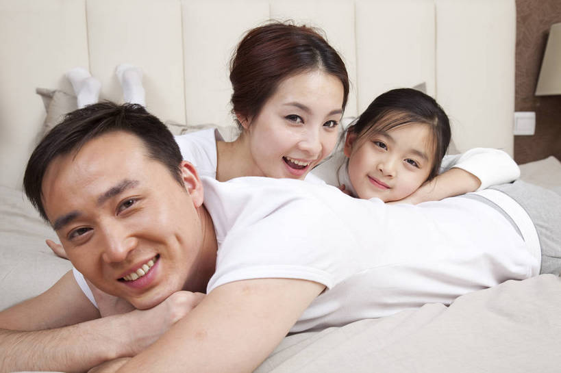 东方人,儿童,中年人,五官,脸,头发,三个人,家庭,母亲,父亲,女儿,站,笑,横图,彩色,室内,正面,纯洁,儿童房,卧室,北京,中国,亚洲,图片,休闲装,小孩,小女孩,黑色,趴着,站着,休息,休闲,健康,舒服,温暖,温馨,父女,母女,三口之家,一家人,家居,可爱,童年,童趣,摄影,生活方式,照顾,和睦,毛发,气氛,居室,无忧无虑,天真,男孩,男人,男性,女人,中国人,孩子,年轻人,站立,半身,爱,愉快,融洽,男生,bj174