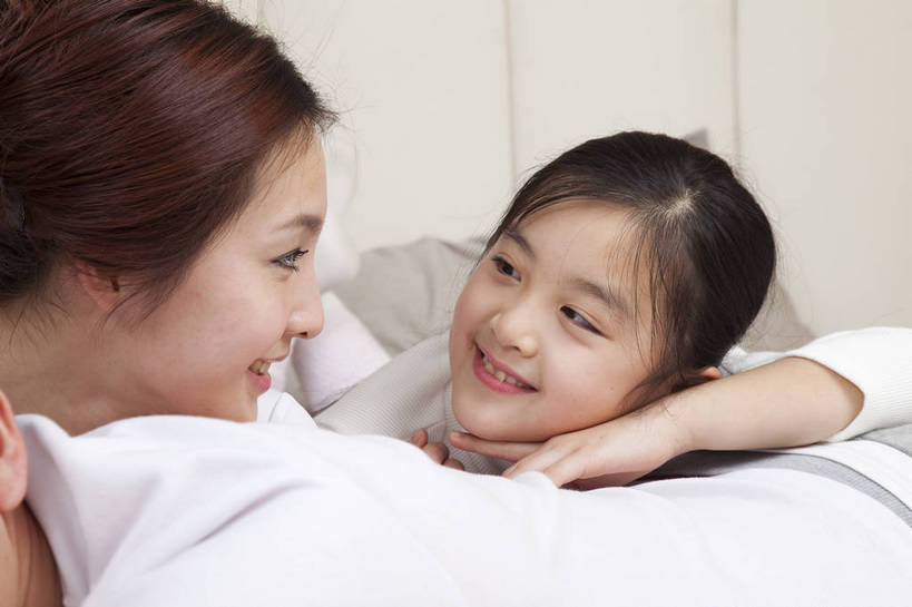 东方人,儿童,中年人,五官,脸,头发,两个人,家庭,女儿,站,笑,横图,彩色,室内,正面,纯洁,儿童房,卧室,北京,中国,亚洲,图片,休闲装,小孩,小女孩,黑色,趴着,站着,休息,休闲,健康,舒服,温暖,温馨,一家人,家居,可爱,童年,童趣,摄影,生活方式,照顾,和睦,毛发,气氛,居室,无忧无虑,天真,男孩,男人,男性,中国人,孩子,年轻人,站立,半身,爱,愉快,融洽,男生,bj174