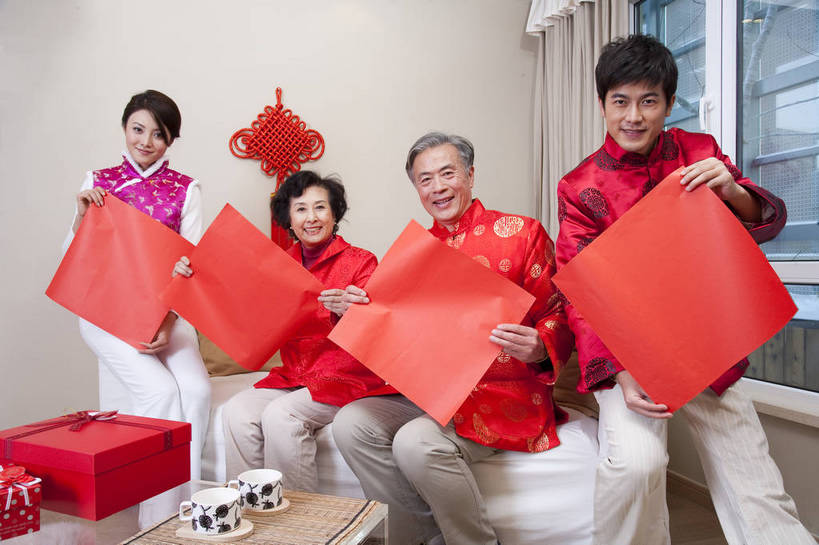 东方人,中年人,老年人,五官,脸,头发,家庭,夫妻,丈夫,妻子,客厅,笑,横图,彩色,室内,正面,民族服装,爱情,沙发,礼盒,北京,中国,春节,新年,亚洲,传统服饰,节日,造型,图片,许多人,浪漫,茶几,老人,红色,黑色,茶具,红纸,中国结,一群人,休闲,健康,舒服,温暖,温馨,喜庆,一家人,家居,恩爱,美女,恋人,摄影,生活方式,照顾,和睦,毛发,气氛,居室,团圆,老年男性,老年女性,男人,男性,女人,女性,中国人,年轻人,夫妇,情侣,坐着,全身,爱,愉快,伴侣,唐装,融洽,传统文化,bj174