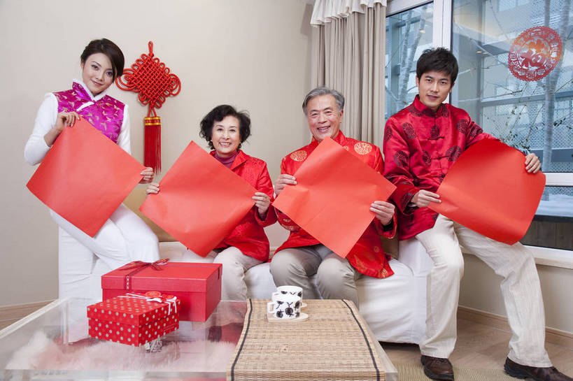 东方人,中年人,老年人,五官,脸,头发,家庭,夫妻,丈夫,妻子,客厅,笑,横图,彩色,室内,正面,民族服装,爱情,沙发,礼盒,北京,中国,春节,新年,亚洲,传统服饰,节日,造型,图片,许多人,浪漫,茶几,老人,红色,黑色,茶具,红纸,中国结,一群人,休闲,健康,舒服,温暖,温馨,喜庆,一家人,家居,恩爱,美女,恋人,摄影,生活方式,照顾,和睦,毛发,气氛,居室,团圆,老年男性,老年女性,男人,男性,女人,女性,中国人,年轻人,夫妇,情侣,坐着,全身,爱,愉快,伴侣,唐装,融洽,传统文化,bj174