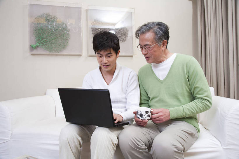 东方人,中年人,老年人,五官,脸,头发,两个人,家庭,客厅,笑,横图,彩色,室内,正面,电脑,北京,中国,亚洲,图片,休闲装,喝茶,老人,黑色,笔记本,享受,休闲,健康,舒服,温暖,温馨,父子,一家人,家居,摄影,生活方式,照顾,和睦,毛发,气氛,居室,团圆,上网,老年男性,男人,男性,中国人,年轻人,坐着,半身,爱,愉快,融洽,bj174