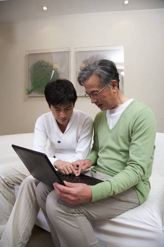 东方人,中年人,老年人,五官,脸,头发,两个人,家庭,客厅,笑,竖图,彩色,室内,侧面,电脑,北京,中国,亚洲,图片,休闲装,喝茶,老人,黑色,笔记本,享受,休闲,健康,舒服,温暖,温馨,父子,一家人,家居,摄影,生活方式,照顾,和睦,毛发,气氛,居室,团圆,上网,老年男性,男人,男性,中国人,年轻人,坐着,半身,爱,愉快,融洽,bj174