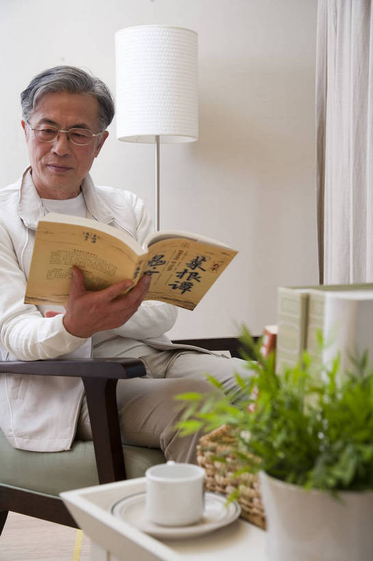 东方人,老年人,五官,脸,头发,家庭,笑,竖图,彩色,室内,正面,阅读,书房,北京,中国,亚洲,图片,眼镜,盆景,休闲装,黑色,绿色植物,享受,休闲,健康,舒服,温暖,温馨,一家人,家居,摄影,生活方式,和睦,毛发,气氛,居室,老年男性,男人,男性,中国人,茶杯,坐着,半身,爱,愉快,融洽,bj174