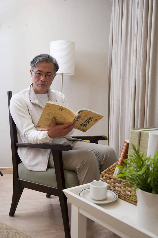 东方人,老年人,五官,脸,头发,家庭,笑,竖图,彩色,室内,正面,阅读,书房,北京,中国,亚洲,图片,眼镜,盆景,休闲装,黑色,绿色植物,享受,休闲,健康,舒服,温暖,温馨,一家人,家居,摄影,生活方式,和睦,毛发,气氛,居室,老年男性,男人,男性,中国人,茶杯,坐着,全身,爱,愉快,融洽,bj174