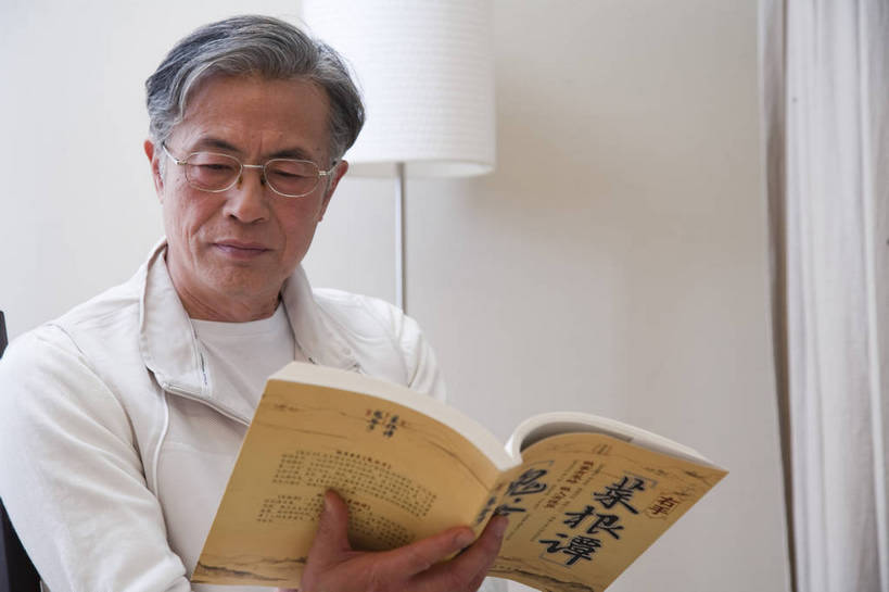 东方人,老年人,五官,脸,头发,家庭,笑,横图,彩色,室内,正面,阅读,书房,北京,中国,亚洲,图片,眼镜,盆景,休闲装,黑色,绿色植物,享受,休闲,健康,舒服,温暖,温馨,一家人,家居,摄影,生活方式,和睦,毛发,气氛,居室,老年男性,男人,男性,中国人,茶杯,坐着,半身,爱,愉快,融洽,bj174