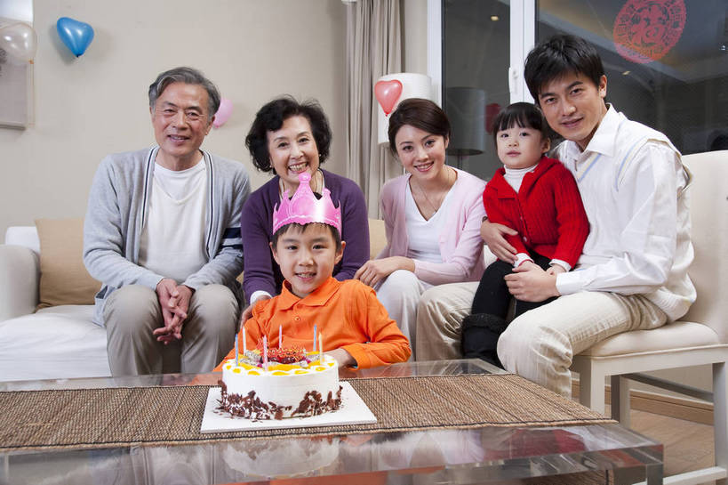 东方人,儿童,中年人,老年人,五官,脸,头发,家庭,母亲,父亲,客厅,站,笑,横图,彩色,室内,正面,纯洁,沙发,北京,中国,亚洲,庆祝,图片,许多人,茶几,休闲装,小孩,黑色,站着,一群人,享受,休闲,健康,舒服,温暖,温馨,喜庆,父子,母子,一家人,家居,可爱,美女,童年,童趣,摄影,生活方式,奶奶,爷爷,祖孙,照顾,和睦,毛发,亲近,气氛,居室,生日聚会,团圆,无忧无虑,天真,老年男性,老年女性,男孩,男人,男性,女人,女性,中国人,孩子,年轻人,全家福,孙子,站立,坐着,全身,爱,愉快,融洽,蛋糕,男生,bj174