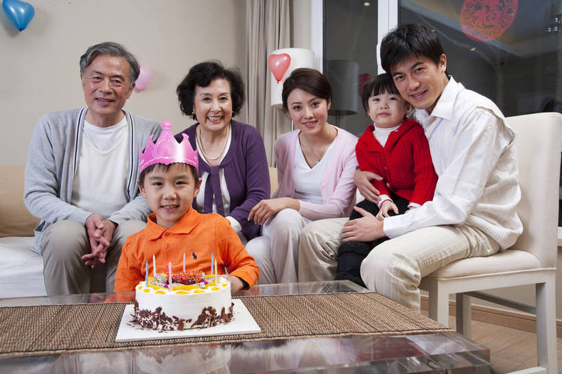 东方人,儿童,中年人,老年人,五官,脸,头发,家庭,母亲,父亲,客厅,站,笑,横图,彩色,室内,正面,纯洁,沙发,北京,中国,亚洲,庆祝,图片,许多人,茶几,休闲装,小孩,黑色,站着,一群人,享受,休闲,健康,舒服,温暖,温馨,喜庆,父子,母子,一家人,家居,可爱,美女,童年,童趣,摄影,生活方式,奶奶,爷爷,祖孙,照顾,和睦,毛发,亲近,气氛,居室,生日聚会,团圆,无忧无虑,天真,老年男性,老年女性,男孩,男人,男性,女人,女性,中国人,孩子,年轻人,全家福,孙子,站立,坐着,全身,爱,愉快,融洽,蛋糕,男生,bj174