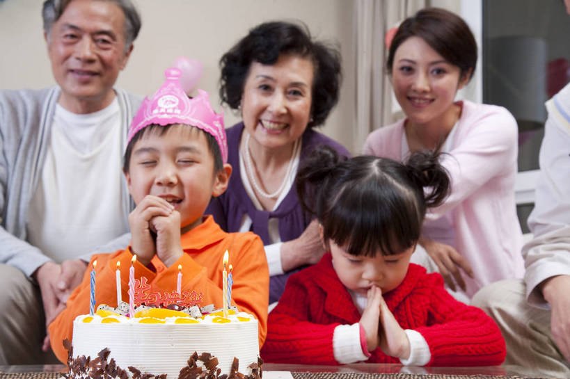 东方人,儿童,中年人,老年人,五官,脸,头发,家庭,母亲,客厅,站,笑,横图,彩色,室内,正面,纯洁,沙发,北京,中国,亚洲,庆祝,图片,许多人,茶几,休闲装,小孩,黑色,站着,一群人,享受,休闲,健康,舒服,温暖,温馨,喜庆,母女,母子,一家人,家居,可爱,美女,童年,童趣,许愿,摄影,生活方式,奶奶,爷爷,祖孙,照顾,和睦,毛发,亲近,气氛,居室,生日聚会,团圆,无忧无虑,天真,老年男性,老年女性,男孩,男人,男性,女人,女性,中国人,孩子,年轻人,全家福,孙子,站立,坐着,半身,爱,愉快,融洽,蛋糕,男生,bj174