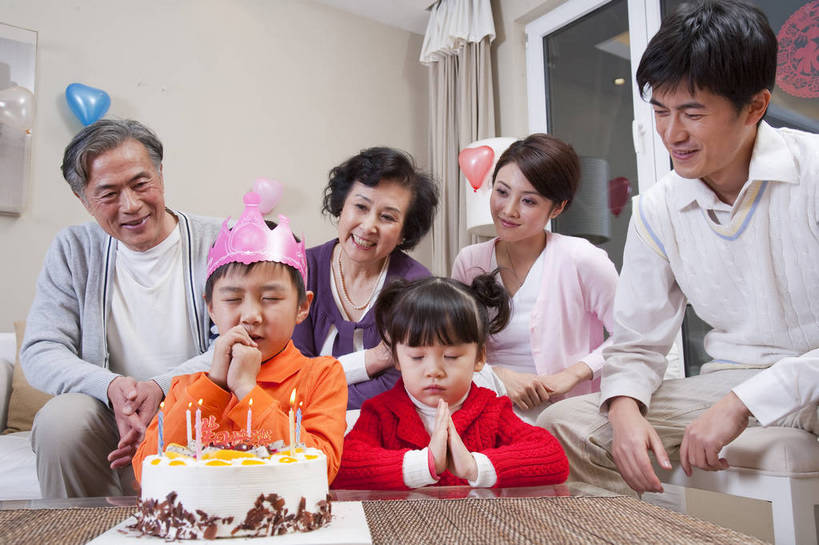 东方人,儿童,中年人,老年人,五官,脸,头发,家庭,母亲,父亲,客厅,站,笑,横图,彩色,室内,正面,纯洁,沙发,北京,中国,亚洲,庆祝,图片,许多人,茶几,休闲装,小孩,黑色,站着,一群人,享受,休闲,健康,舒服,温暖,温馨,喜庆,父子,母子,一家人,家居,可爱,美女,童年,童趣,许愿,摄影,生活方式,奶奶,爷爷,祖孙,照顾,和睦,毛发,亲近,气氛,居室,生日聚会,团圆,无忧无虑,天真,老年男性,老年女性,男孩,男人,男性,女人,女性,中国人,孩子,年轻人,全家福,孙子,站立,坐着,半身,爱,愉快,融洽,蛋糕,男生,bj174