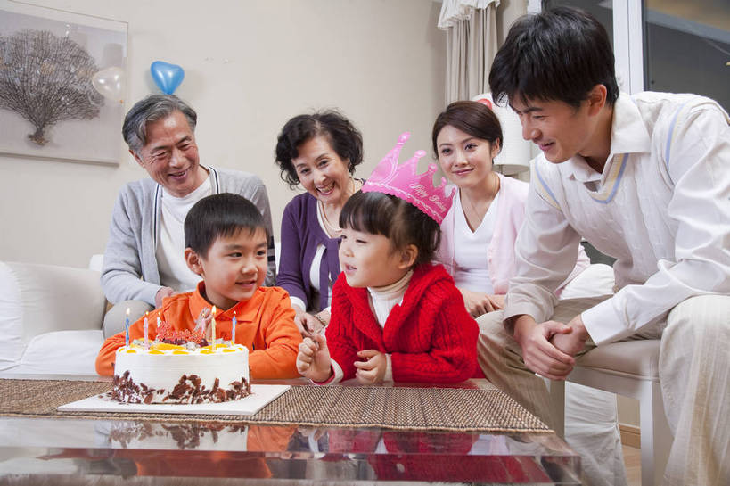 东方人,儿童,中年人,老年人,五官,脸,头发,家庭,母亲,父亲,客厅,站,笑,横图,彩色,室内,正面,纯洁,沙发,北京,中国,亚洲,庆祝,图片,许多人,茶几,休闲装,小孩,黑色,站着,一群人,享受,休闲,健康,舒服,温暖,温馨,喜庆,父子,母子,一家人,家居,可爱,美女,童年,童趣,许愿,摄影,生活方式,奶奶,爷爷,祖孙,照顾,和睦,毛发,亲近,气氛,居室,生日聚会,团圆,无忧无虑,天真,老年男性,老年女性,男孩,男人,男性,女人,女性,中国人,孩子,年轻人,全家福,孙子,站立,坐着,半身,爱,愉快,融洽,蛋糕,男生,bj174