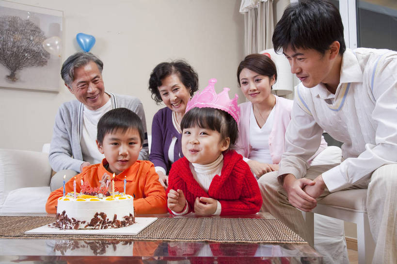 东方人,儿童,中年人,老年人,五官,脸,头发,家庭,母亲,父亲,客厅,站,笑,横图,彩色,室内,正面,纯洁,沙发,北京,中国,亚洲,庆祝,图片,许多人,茶几,休闲装,小孩,黑色,站着,一群人,享受,休闲,健康,舒服,温暖,温馨,喜庆,父子,母子,一家人,家居,可爱,美女,童年,童趣,许愿,摄影,生活方式,奶奶,爷爷,祖孙,照顾,和睦,毛发,亲近,气氛,居室,生日聚会,团圆,无忧无虑,天真,老年男性,老年女性,男孩,男人,男性,女人,女性,中国人,孩子,年轻人,全家福,孙子,站立,坐着,半身,爱,愉快,融洽,蛋糕,男生,bj174