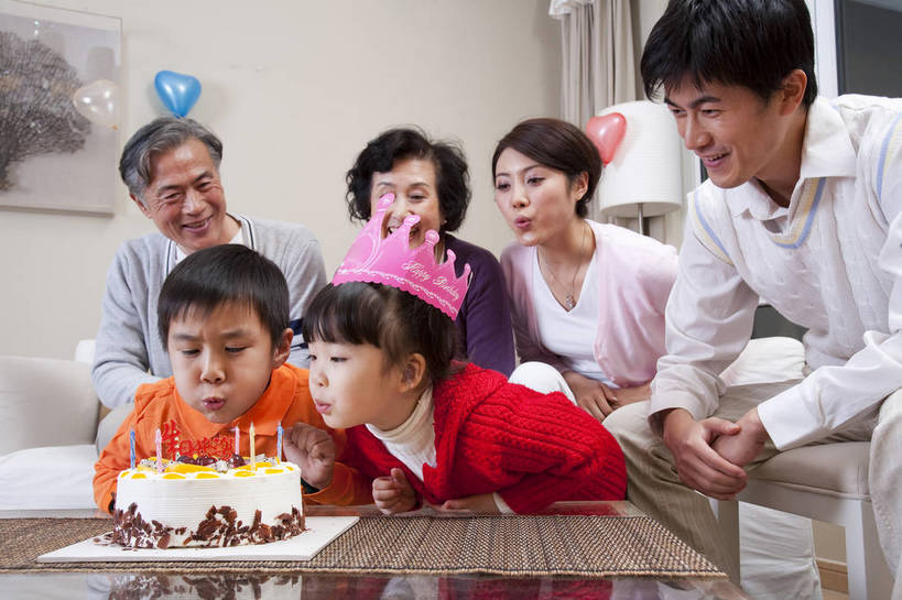 东方人,儿童,中年人,老年人,五官,脸,头发,家庭,母亲,父亲,客厅,站,笑,横图,彩色,室内,正面,纯洁,沙发,北京,中国,亚洲,庆祝,图片,许多人,茶几,休闲装,小孩,黑色,站着,一群人,享受,休闲,健康,舒服,温暖,温馨,喜庆,父子,母子,一家人,家居,可爱,美女,童年,童趣,许愿,摄影,生活方式,奶奶,爷爷,祖孙,照顾,和睦,毛发,亲近,气氛,居室,生日聚会,团圆,无忧无虑,天真,老年男性,老年女性,男孩,男人,男性,女人,女性,中国人,孩子,年轻人,全家福,孙子,站立,坐着,半身,爱,愉快,融洽,蛋糕,男生,bj174