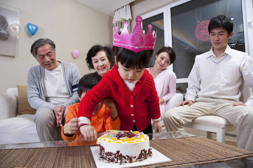 点心,东方人,儿童,中年人,老年人,五官,脸,头发,家庭,母亲,父亲,客厅,站,笑,横图,彩色,室内,正面,下午茶,纯洁,沙发,北京,中国,亚洲,切开,庆祝,图片,食品,许多人,茶几,休闲装,食物,糕点,小孩,黑色,切,站着,一群人,享受,休闲,健康,舒服,温暖,温馨,喜庆,父子,母子,一家人,家居,可爱,美女,童年,童趣,摄影,生活方式,奶奶,爷爷,祖孙,照顾,和睦,毛发,亲近,气氛,居室,剖面,切面,生日聚会,团圆,无忧无虑,天真,老年男性,老年女性,男孩,男人,男性,女人,女性,中国人,孩子,年轻人,全家福,孙子,站立,坐着,半身,爱,愉快,融洽,蛋糕,男生,bj174