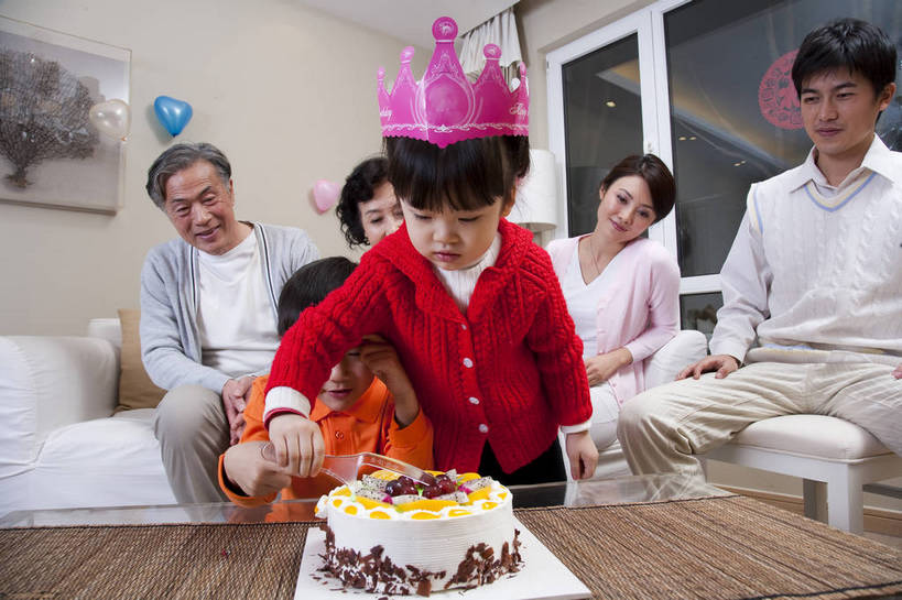 点心,东方人,儿童,中年人,老年人,五官,脸,头发,家庭,母亲,父亲,客厅,站,笑,横图,彩色,室内,正面,下午茶,纯洁,沙发,北京,中国,亚洲,切开,庆祝,图片,食品,许多人,茶几,休闲装,食物,糕点,小孩,黑色,切,站着,一群人,享受,休闲,健康,舒服,温暖,温馨,喜庆,父子,母子,一家人,家居,可爱,美女,童年,童趣,摄影,生活方式,奶奶,爷爷,祖孙,照顾,和睦,毛发,亲近,气氛,居室,剖面,切面,生日聚会,团圆,无忧无虑,天真,老年男性,老年女性,男孩,男人,男性,女人,女性,中国人,孩子,年轻人,全家福,孙子,站立,坐着,半身,爱,愉快,融洽,蛋糕,男生,bj174