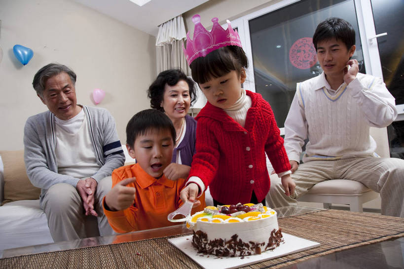 点心,东方人,儿童,中年人,老年人,五官,脸,头发,家庭,母亲,父亲,客厅,站,笑,横图,彩色,室内,正面,下午茶,纯洁,沙发,北京,中国,亚洲,切开,庆祝,图片,食品,许多人,茶几,休闲装,食物,糕点,小孩,黑色,切,站着,一群人,享受,休闲,健康,舒服,温暖,温馨,喜庆,父子,母子,一家人,家居,可爱,美女,童年,童趣,摄影,生活方式,奶奶,爷爷,祖孙,照顾,和睦,毛发,亲近,气氛,居室,剖面,切面,生日聚会,团圆,无忧无虑,天真,老年男性,老年女性,男孩,男人,男性,女人,女性,中国人,孩子,年轻人,全家福,孙子,站立,坐着,半身,爱,愉快,融洽,蛋糕,男生,bj174