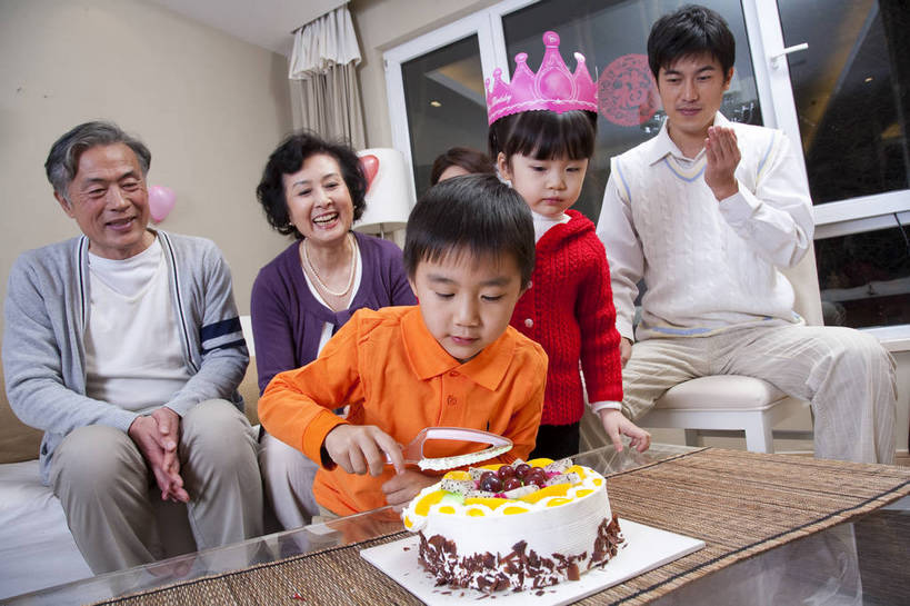 点心,东方人,儿童,中年人,老年人,五官,脸,头发,家庭,母亲,父亲,客厅,站,笑,横图,彩色,室内,正面,下午茶,纯洁,沙发,北京,中国,亚洲,切开,庆祝,图片,食品,许多人,茶几,休闲装,食物,糕点,小孩,黑色,切,站着,一群人,享受,休闲,健康,舒服,温暖,温馨,喜庆,父子,母子,一家人,家居,可爱,美女,童年,童趣,摄影,生活方式,奶奶,爷爷,祖孙,照顾,和睦,毛发,亲近,气氛,居室,剖面,切面,生日聚会,团圆,无忧无虑,天真,老年男性,老年女性,男孩,男人,男性,女人,女性,中国人,孩子,年轻人,全家福,孙子,站立,坐着,半身,爱,愉快,融洽,蛋糕,男生,bj174