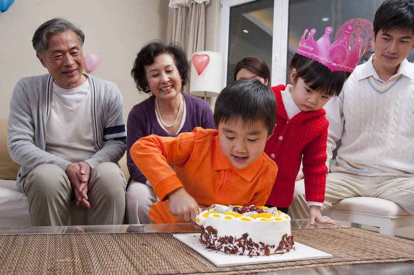 点心,东方人,儿童,中年人,老年人,五官,脸,头发,家庭,母亲,父亲,客厅,站,笑,横图,彩色,室内,正面,下午茶,纯洁,沙发,北京,中国,亚洲,切开,庆祝,图片,食品,许多人,茶几,休闲装,食物,糕点,小孩,黑色,切,站着,一群人,享受,休闲,健康,舒服,温暖,温馨,喜庆,父子,母子,一家人,家居,可爱,美女,童年,童趣,摄影,生活方式,奶奶,爷爷,祖孙,照顾,和睦,毛发,亲近,气氛,居室,剖面,切面,生日聚会,团圆,无忧无虑,天真,老年男性,老年女性,男孩,男人,男性,女人,女性,中国人,孩子,年轻人,全家福,孙子,站立,坐着,半身,爱,愉快,融洽,蛋糕,男生,bj174