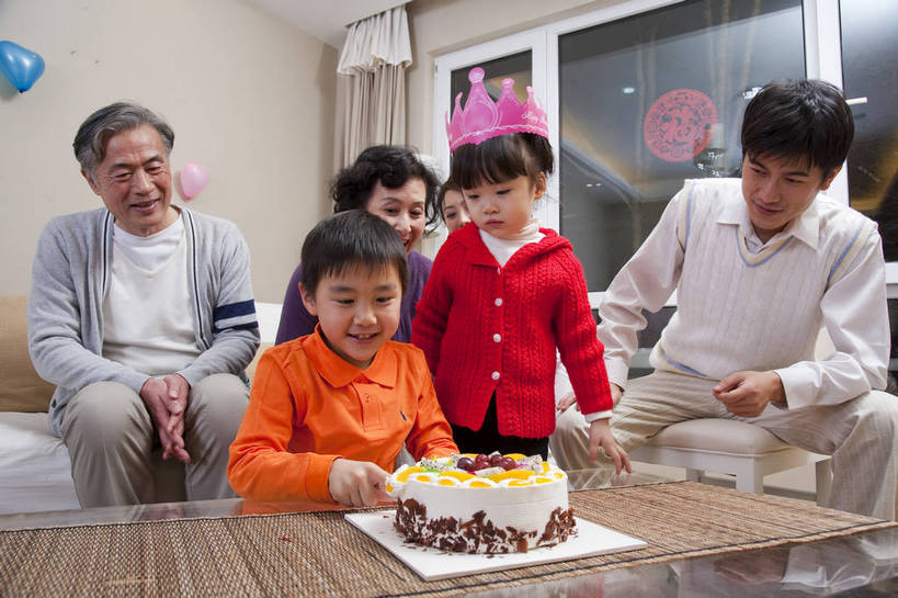 点心,东方人,儿童,中年人,老年人,五官,脸,头发,家庭,母亲,父亲,客厅,站,笑,横图,彩色,室内,正面,下午茶,纯洁,沙发,北京,中国,亚洲,切开,庆祝,图片,食品,许多人,茶几,休闲装,食物,糕点,小孩,黑色,切,站着,一群人,享受,休闲,健康,舒服,温暖,温馨,喜庆,父子,母子,一家人,家居,可爱,美女,童年,童趣,摄影,生活方式,奶奶,爷爷,祖孙,照顾,和睦,毛发,亲近,气氛,居室,剖面,切面,生日聚会,团圆,无忧无虑,天真,老年男性,老年女性,男孩,男人,男性,女人,女性,中国人,孩子,年轻人,全家福,孙子,站立,坐着,半身,爱,愉快,融洽,蛋糕,男生,bj174