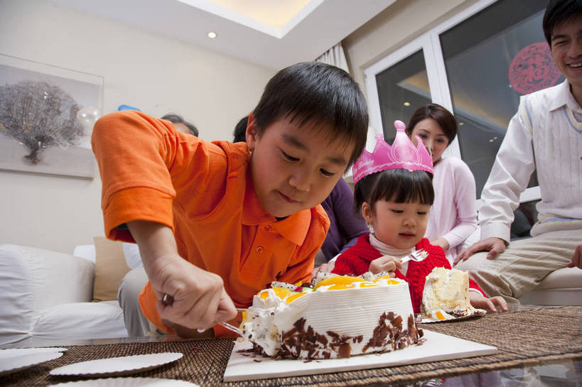 点心,东方人,儿童,中年人,老年人,五官,脸,头发,家庭,母亲,父亲,客厅,站,笑,横图,彩色,室内,正面,下午茶,纯洁,沙发,北京,中国,亚洲,切开,庆祝,图片,食品,许多人,茶几,休闲装,食物,糕点,小孩,黑色,切,站着,一群人,享受,休闲,健康,舒服,温暖,温馨,喜庆,父子,母子,一家人,家居,可爱,美女,童年,童趣,摄影,生活方式,奶奶,爷爷,祖孙,照顾,和睦,毛发,亲近,气氛,居室,剖面,切面,生日聚会,团圆,无忧无虑,天真,老年男性,老年女性,男孩,男人,男性,女人,女性,中国人,孩子,年轻人,全家福,孙子,站立,坐着,半身,爱,愉快,融洽,蛋糕,男生,bj174