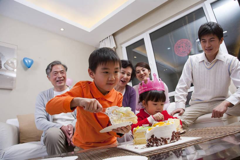 点心,东方人,儿童,中年人,老年人,五官,脸,头发,家庭,母亲,父亲,客厅,站,笑,吃,横图,彩色,室内,正面,下午茶,纯洁,沙发,北京,中国,亚洲,庆祝,图片,食品,许多人,茶几,休闲装,食物,糕点,小孩,黑色,站着,一群人,享受,休闲,健康,舒服,温暖,温馨,喜庆,父子,母子,一家人,家居,可爱,美女,童年,童趣,摄影,生活方式,奶奶,爷爷,祖孙,照顾,和睦,毛发,亲近,气氛,居室,生日聚会,团圆,无忧无虑,天真,老年男性,老年女性,男孩,男人,男性,女人,女性,中国人,孩子,年轻人,全家福,孙子,嚼,食,站立,坐着,半身,爱,愉快,融洽,蛋糕,男生,bj174