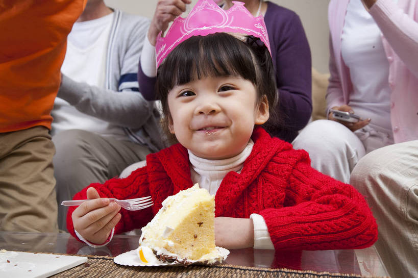 点心,东方人,儿童,中年人,老年人,五官,脸,头发,家庭,母亲,父亲,客厅,站,笑,吃,横图,彩色,室内,正面,下午茶,纯洁,沙发,北京,中国,亚洲,庆祝,图片,食品,许多人,茶几,休闲装,食物,糕点,小孩,黑色,站着,一群人,享受,休闲,健康,舒服,温暖,温馨,喜庆,父子,母子,一家人,家居,可爱,美女,童年,童趣,摄影,生活方式,奶奶,爷爷,祖孙,照顾,和睦,毛发,亲近,气氛,居室,生日聚会,团圆,无忧无虑,天真,老年男性,老年女性,男孩,男人,男性,女人,女性,中国人,孩子,年轻人,全家福,孙子,嚼,食,站立,坐着,半身,爱,愉快,融洽,蛋糕,男生,bj174