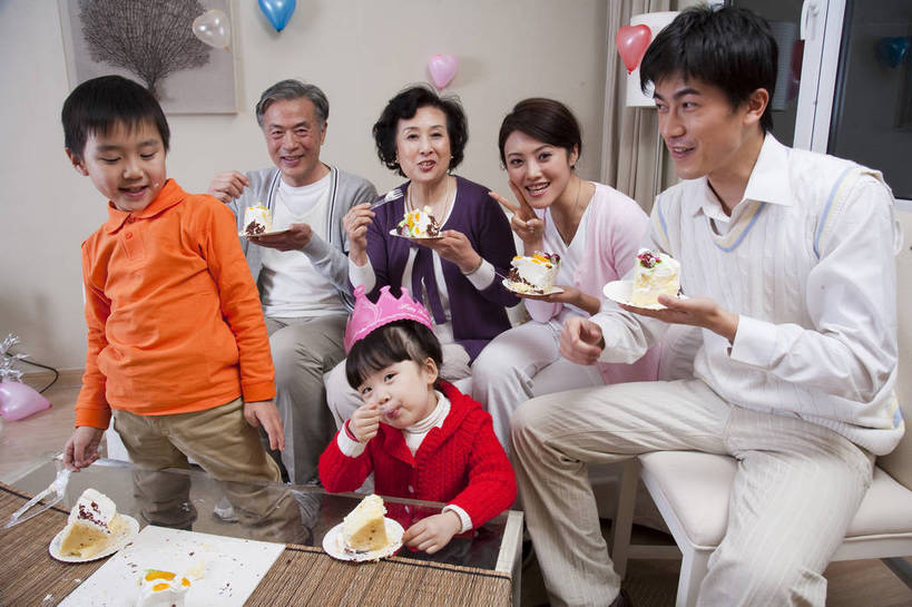 点心,东方人,儿童,中年人,老年人,五官,脸,头发,家庭,母亲,父亲,客厅,站,笑,吃,横图,彩色,室内,正面,下午茶,纯洁,沙发,北京,中国,亚洲,庆祝,图片,食品,许多人,茶几,休闲装,食物,糕点,小孩,黑色,站着,一群人,享受,休闲,健康,舒服,温暖,温馨,喜庆,父子,母子,一家人,家居,可爱,美女,童年,童趣,摄影,生活方式,奶奶,爷爷,祖孙,照顾,和睦,毛发,亲近,气氛,居室,生日聚会,团圆,无忧无虑,天真,老年男性,老年女性,男孩,男人,男性,女人,女性,中国人,孩子,年轻人,全家福,孙子,嚼,食,站立,坐着,半身,爱,愉快,融洽,蛋糕,男生,bj174