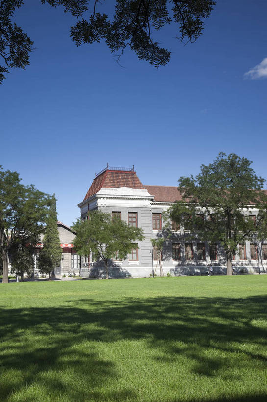 无人,学校,教学楼,竖图,室外,白天,旅游,度假,草坪,名胜古迹,树林,标志建筑,地标,建筑,北京,中国,遗迹,古迹,文物,娱乐,建设,古建筑,校园,蓝天,享受,休闲,旅游胜地,放松,风光,中国文化,古文明,东亚,旅行,传统文化,清华大学,bj174