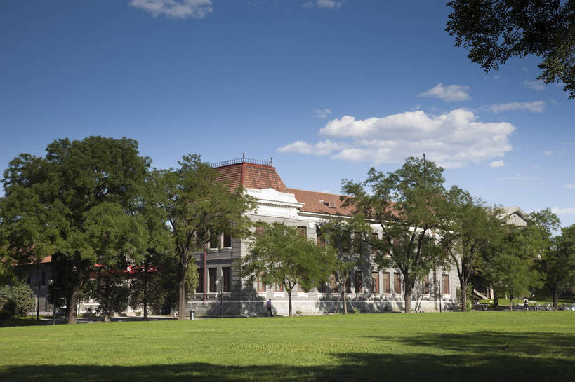 无人,学校,教学楼,横图,室外,白天,旅游,度假,草坪,名胜古迹,树林,标志建筑,地标,建筑,北京,中国,遗迹,古迹,文物,娱乐,建设,古建筑,校园,蓝天,享受,休闲,旅游胜地,放松,风光,中国文化,古文明,东亚,旅行,传统文化,清华大学,bj174