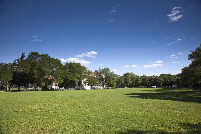 无人,学校,教学楼,横图,室外,白天,旅游,度假,草坪,名胜古迹,树林,标志建筑,地标,建筑,北京,中国,遗迹,古迹,文物,娱乐,建设,古建筑,校园,蓝天,享受,休闲,旅游胜地,放松,风光,中国文化,古文明,东亚,旅行,传统文化,清华大学,bj174