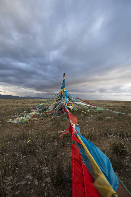 无人,竖图,室外,白天,旅游,度假,名胜古迹,标志建筑,地标,建筑,旗帜,青海湖,中国,亚洲,遗迹,田野,云,塔,古迹,文物,娱乐,建设,古建筑,蓝天,平原,享受,休闲,旅游胜地,放松,中国文化,古文明,东亚,青海,青海省,中华人民共和国,西北地区,青,咸水湖,旅行,传统文化,二郎剑风景区,bj174