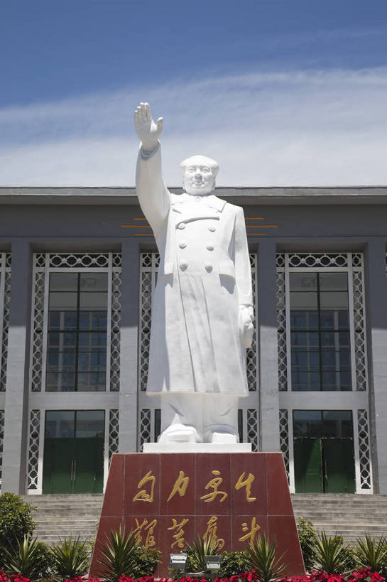 无人,广场,竖图,室外,白天,旅游,度假,办公楼,名胜古迹,标志建筑,城市,地标,建筑,雕塑,遗迹,毛泽东,景观,纪念碑,古迹,文物,娱乐,建设,古建筑,天空,享受,休闲,旅游胜地,放松,中国文化,古文明,青海,原子城,旅行,传统文化,bj174