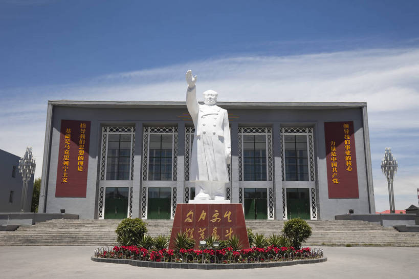 无人,广场,横图,室外,白天,旅游,度假,办公楼,名胜古迹,标志建筑,城市,地标,建筑,雕塑,遗迹,毛泽东,景观,纪念碑,古迹,文物,娱乐,建设,古建筑,天空,享受,休闲,旅游胜地,放松,中国文化,古文明,青海,原子城,旅行,传统文化,bj174