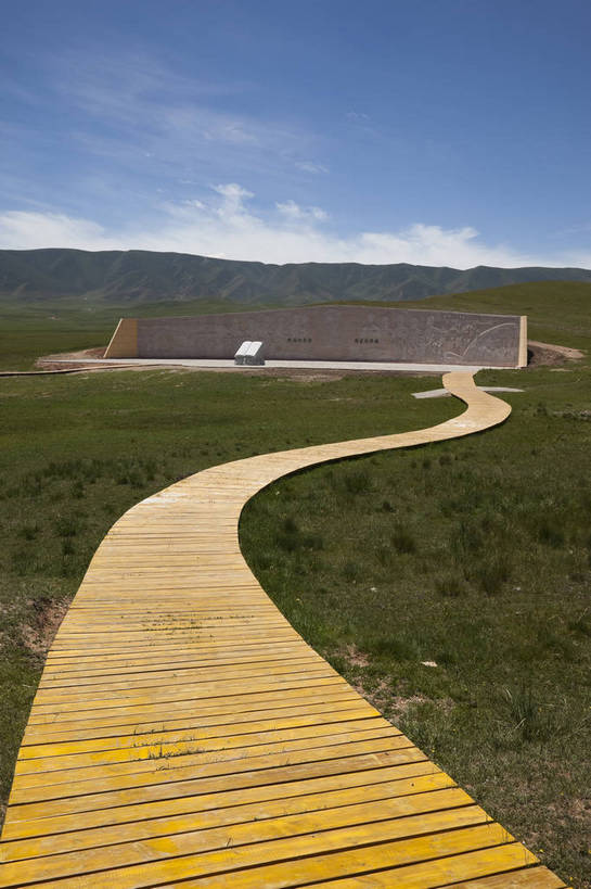 无人,竖图,室外,白天,旅游,度假,草地,名胜古迹,田园,标志建筑,地标,建筑,遗迹,田野,云,古迹,文物,娱乐,建设,古建筑,蓝天,自然,平原,享受,休闲,旅游胜地,放松,风光,古文明,青海,原子城,旅行,bj174