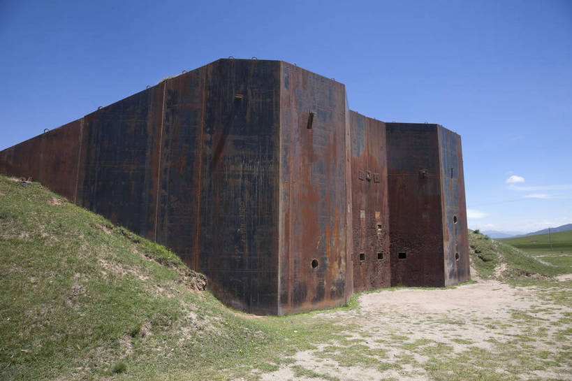 无人,横图,室外,白天,旅游,度假,草地,名胜古迹,田园,标志建筑,地标,建筑,遗迹,田野,云,古迹,文物,娱乐,建设,古建筑,蓝天,自然,平原,享受,休闲,旅游胜地,放松,风光,古文明,青海,原子城,旅行,bj174