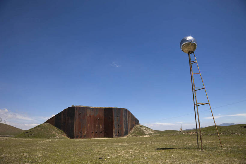 无人,横图,室外,白天,旅游,度假,草地,名胜古迹,田园,标志建筑,地标,建筑,遗迹,田野,云,灯塔,古迹,文物,娱乐,建设,古建筑,蓝天,自然,平原,享受,休闲,旅游胜地,放松,风光,古文明,青海,原子城,旅行,bj174