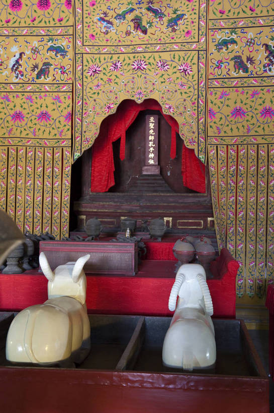 无人,竖图,特写,白天,旅游,名胜古迹,标志建筑,地标,建筑,雕塑,北京,中国,艺术,装饰,雕刻,雕像,柱子,文化遗产,建筑群,古典,建设,工艺品,旅游胜地,纪念,美术,中国文化,主题,陈列,东亚,功能,美学,旅行,传统文化,国子监,bj174