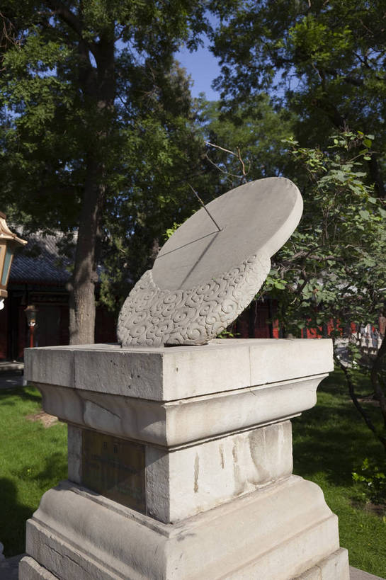 无人,竖图,室外,特写,白天,旅游,名胜古迹,标志建筑,地标,建筑,雕塑,北京,中国,艺术,装饰,雕刻,雕像,柱子,文化遗产,建筑群,古典,计时,建设,工艺品,旅游胜地,纪念,美术,中国文化,主题,陈列,日晷,东亚,功能,美学,旅行,传统文化,国子监,bj174