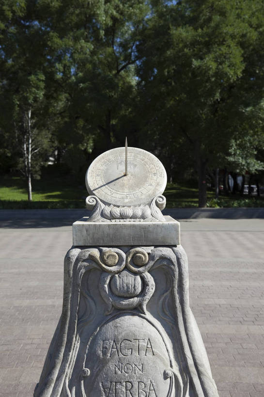 无人,学校,教学楼,竖图,室外,特写,白天,旅游,度假,名胜古迹,树林,标志建筑,地标,建筑,北京,中国,遗迹,古迹,文物,娱乐,建设,古建筑,享受,休闲,旅游胜地,放松,风光,中国文化,日晷,古文明,东亚,旅行,传统文化,清华大学,bj174