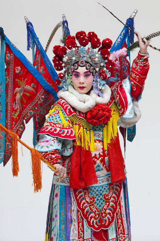 一个人,演员,竖图,彩色,白色背景,正面,化妆,北京,中国,亚洲,仅一个人,表演,艺术,造型,鲜艳,头饰,图片,注视,文化,脸谱,观察,看,站着,表情,竖,姿势,摄影,服饰,观看,武将,动作,察看,关注,中国文化,戏剧,民族服饰,演出服,京剧,东亚,国粹,穆桂英,女人,中国人,年轻人,半身,影棚拍摄,化装,中国戏曲,传统文化,舞台妆,刀马旦,bj174