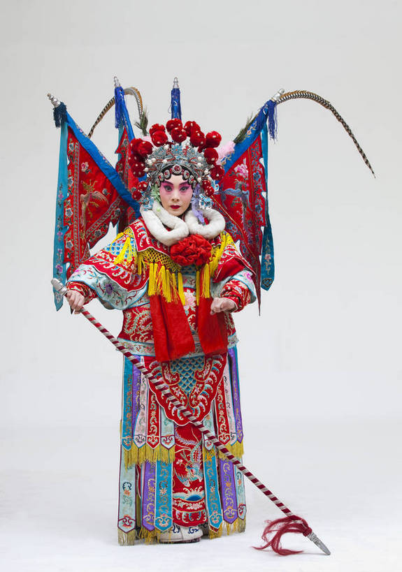 一个人,演员,竖图,彩色,白色背景,正面,化妆,北京,中国,亚洲,仅一个人,表演,艺术,造型,鲜艳,头饰,图片,注视,文化,脸谱,观察,看,站着,表情,竖,姿势,摄影,服饰,观看,武将,动作,察看,关注,中国文化,戏剧,民族服饰,演出服,京剧,东亚,国粹,穆桂英,女人,中国人,年轻人,全身,影棚拍摄,化装,中国戏曲,传统文化,舞台妆,刀马旦,bj174