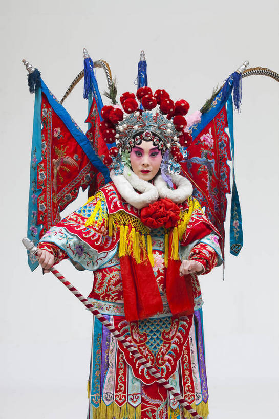 一个人,演员,竖图,彩色,白色背景,正面,化妆,北京,中国,亚洲,仅一个人,表演,艺术,造型,鲜艳,头饰,图片,注视,文化,脸谱,观察,看,站着,表情,竖,姿势,摄影,服饰,观看,武将,动作,察看,关注,中国文化,戏剧,民族服饰,演出服,京剧,东亚,国粹,穆桂英,女人,中国人,年轻人,半身,影棚拍摄,化装,中国戏曲,传统文化,舞台妆,刀马旦,bj174
