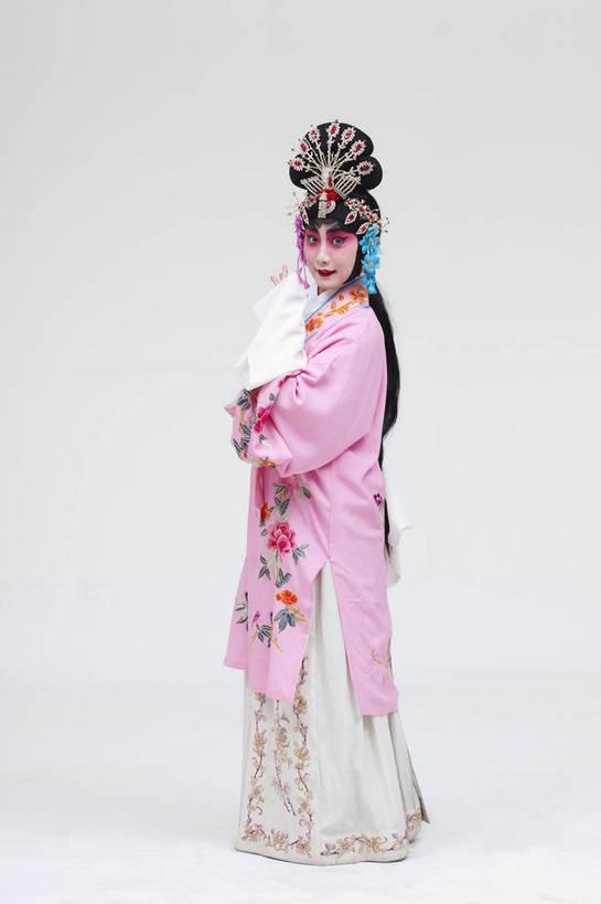 一个人,演员,竖图,彩色,白色背景,正面,化妆,北京,中国,亚洲,仅一个人,表演,艺术,造型,鲜艳,头饰,图片,注视,文化,脸谱,观察,看,站着,表情,竖,姿势,摄影,服饰,观看,动作,察看,关注,中国文化,戏剧,民族服饰,演出服,京剧,东亚,国粹,貂蝉,青衣,女人,中国人,年轻人,全身,影棚拍摄,化装,中国戏曲,传统文化,舞台妆,bj174